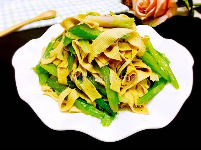 西芹炒千张