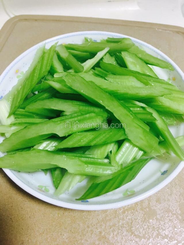 芹菜斜刀切段。