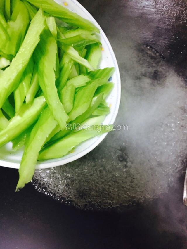 锅中烧开水，倒入西芹。