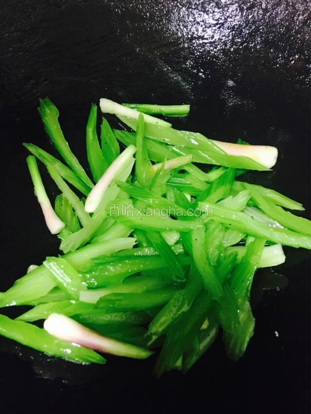 接着放入西芹快速翻炒爆香片刻。