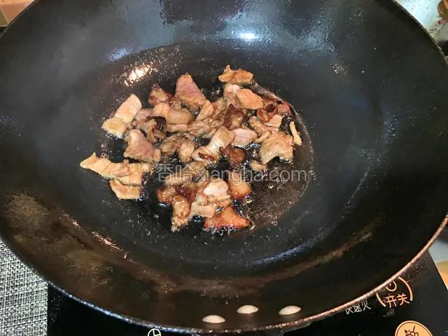 热锅倒油，倒入腌制好的猪肉