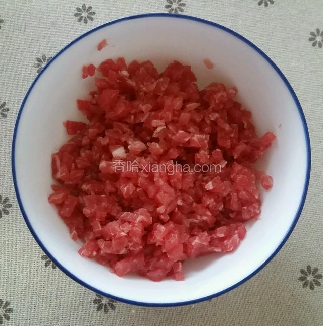 瘦肉切成肉丁；