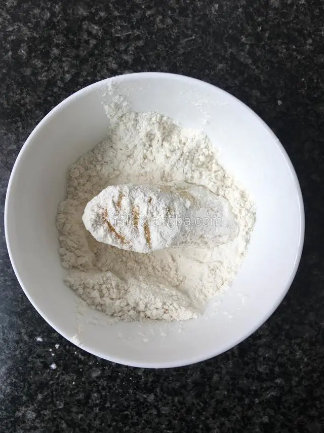 取一块香蕉粘上面粉。