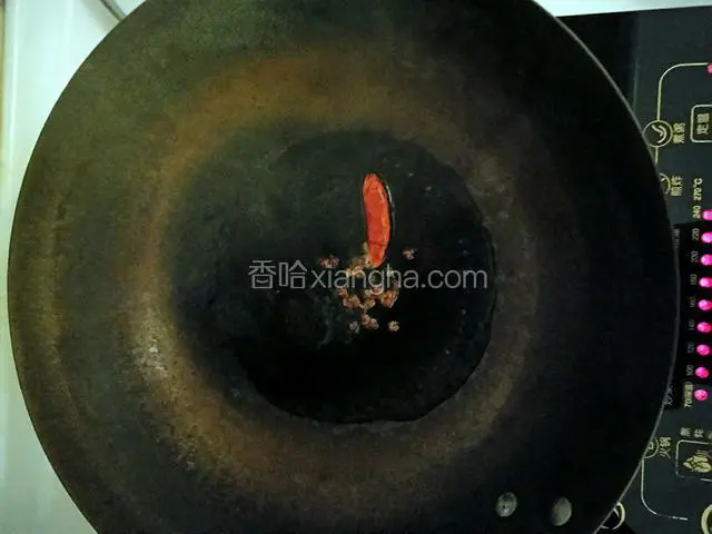 锅内热油放花椒粒干辣椒爆香。