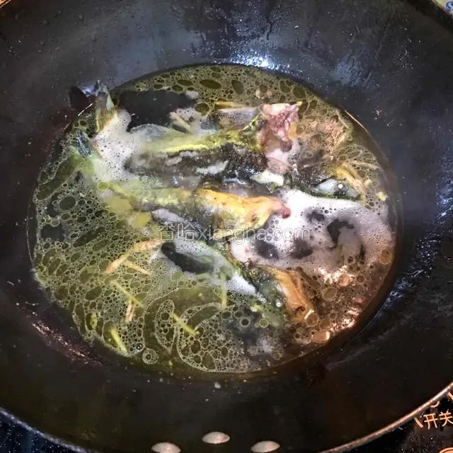 鱼煎好后放入姜丝，倒入开水煮开