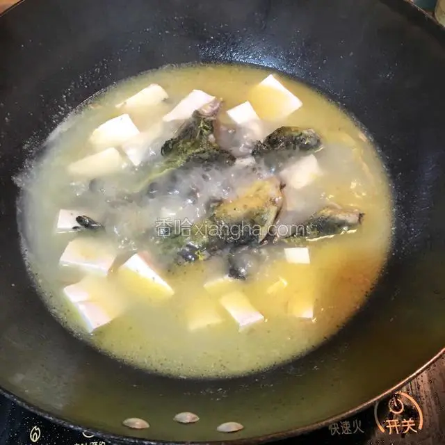 加入豆腐，转中小火煮5-6分钟左右
