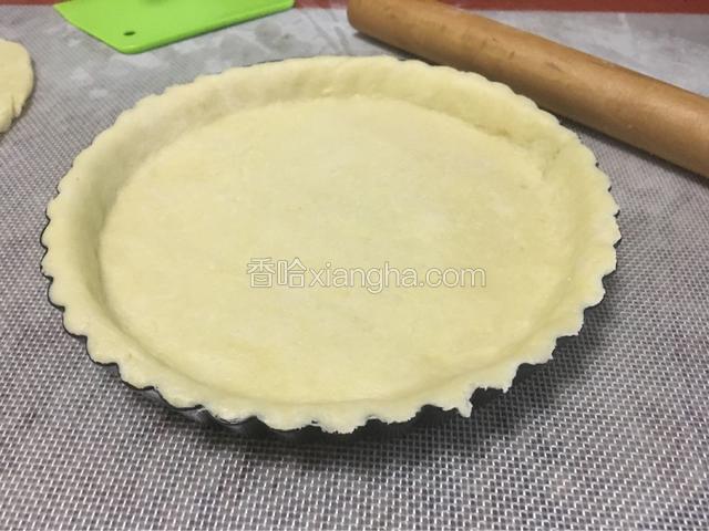 黄油软化后倒入低筋面粉和砂糖，用手不断搓揉黄油和面粉，直到搓匀，在搓匀的面粉里加入水揉成面团，不要揉太久，成为光滑的面团即可。把面团放进冰箱冷藏松弛15分钟以上。
