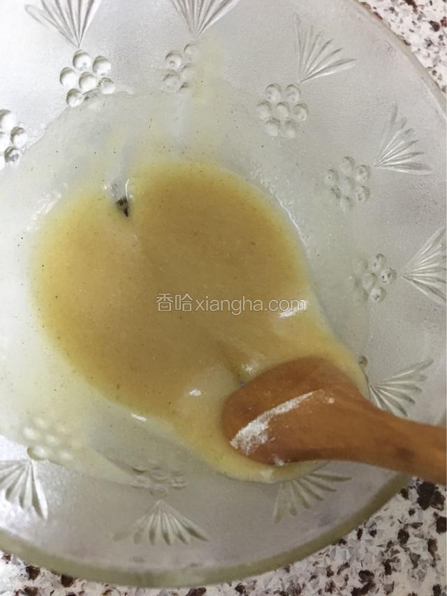 调好油酥，取低粉适量加入玉米油和两三滴香油，调和均匀呈浓稠状。