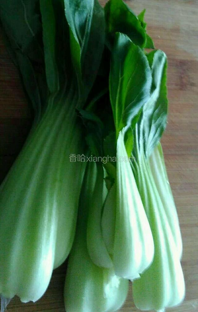 油菜洗净。大家可以用菠菜或芹菜等绿叶蔬菜，我家只有油菜就用油菜了。