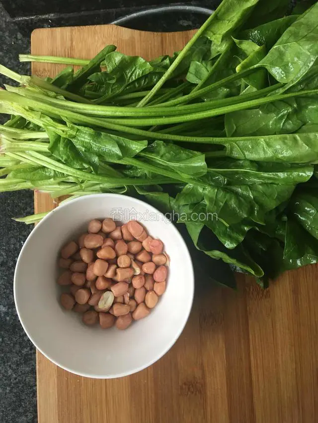 准备主料，菠菜洗干净。
