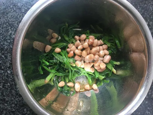 菠菜挤去水分，花生捞出放一起，撒上盐，十三香，倒入适量热油。