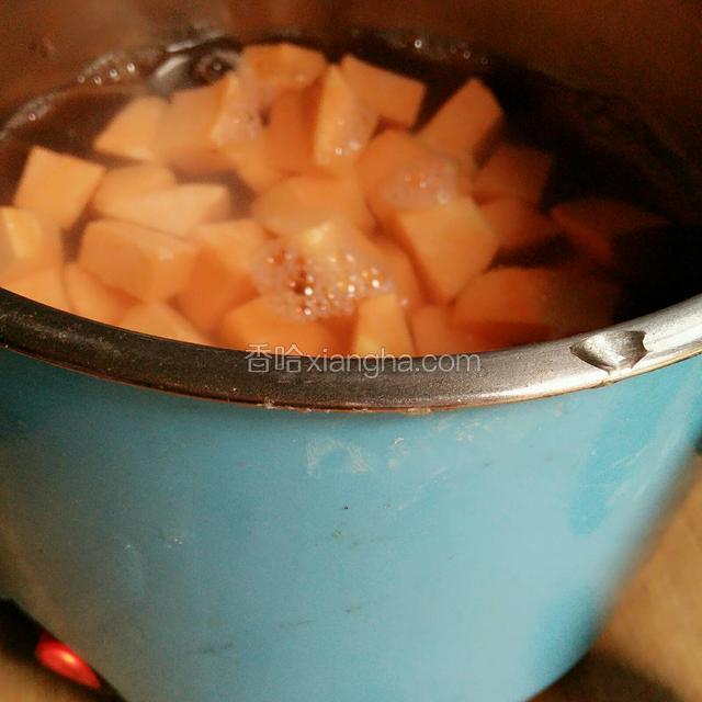 把切好的红薯放入油锅，加少量水（水没红薯即可）煮熟