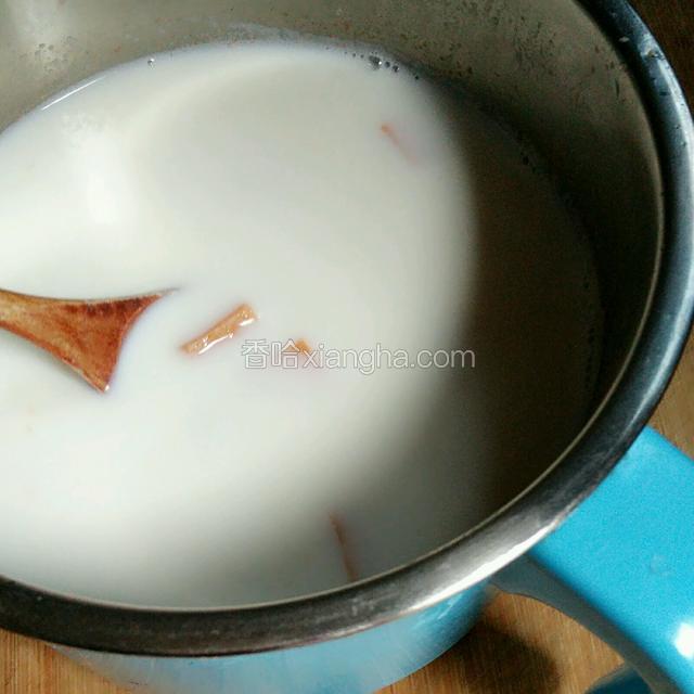 红薯煮熟后，倒入牛奶