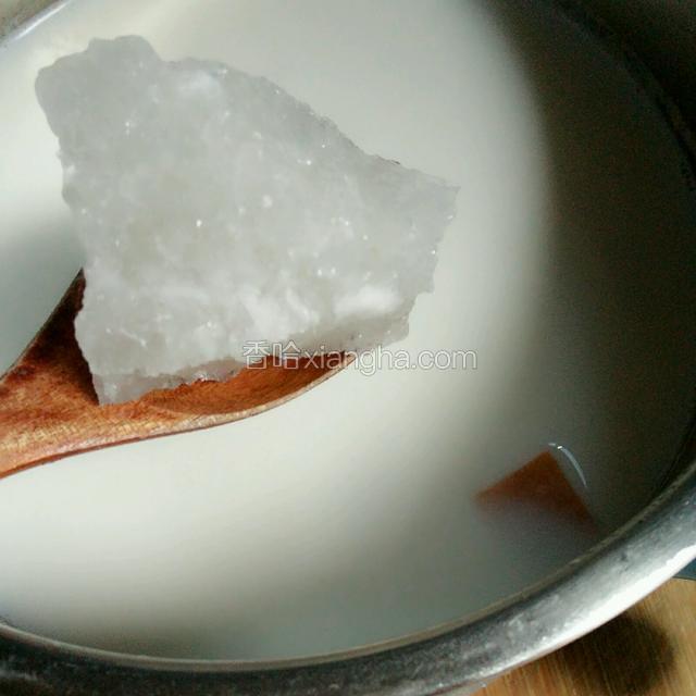 加入冰糖，煮至牛奶沸腾即可