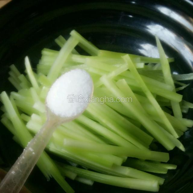 切好后，撒上适量盐，拌匀腌制三十分钟