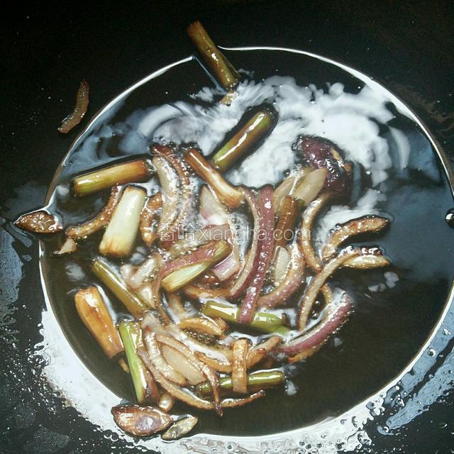 锅中加油，油热后，放入葱段和洋葱丝，小火慢炸至黄色，沥去葱渣，盛出葱油备用