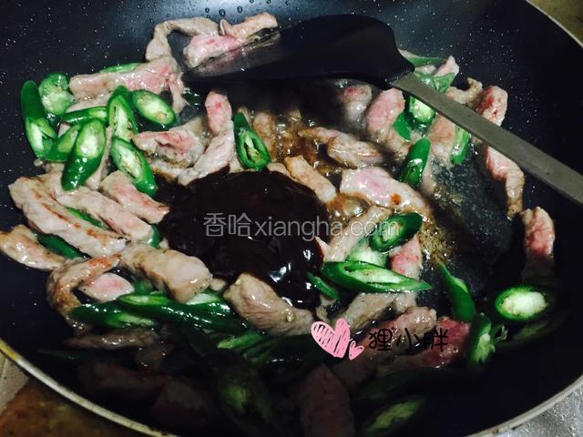 加入剩余一半的耗油，黑胡椒酱，盐和糖翻炒均匀。盐的话看情况，因为用的黑胡椒酱不一样，甜咸无法完全一样，最好是尝尝，看情况添加。
