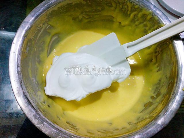取三分之一蛋白霜到蛋黄糊中，迅速切拌均匀。