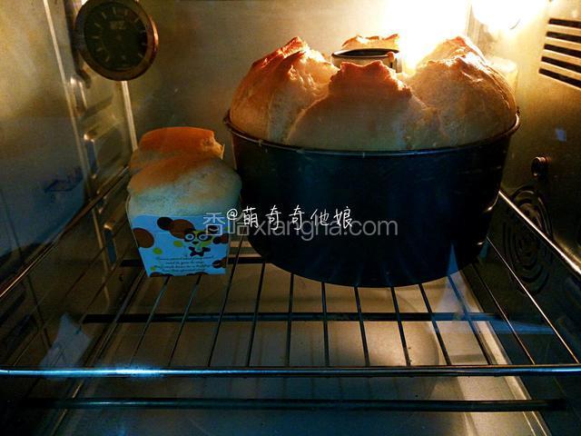 送入预热好的烤箱中下层，上下火150度45分钟。