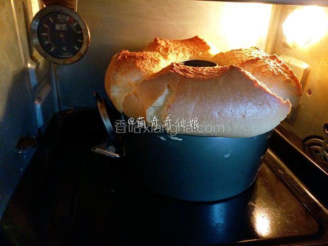 倒入模具的时候我分出了两个纸杯，因为爆发力太强直接冒出来了，图是第一次做的，可以看到整个都炸开了，烤箱内壁都沾上了，所以后来每次做都会分出两个纸杯，刚好给萌和奇奇一人一个。