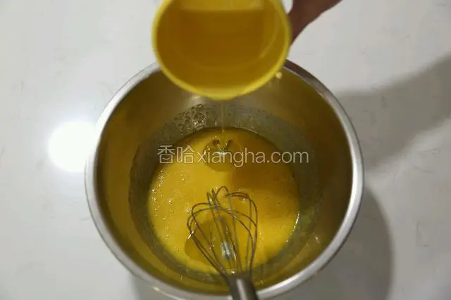 加入色拉油，搅拌至看不到油星