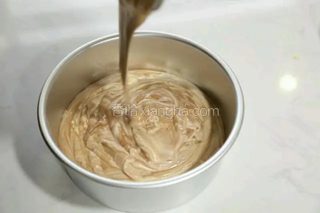将混好的蛋糕糊加入蛋糕模，倒的时候距离高一点，方便气体的排放。提起蛋糕模离台面3-4厘米的距离放手，使其自由落下，让蛋糕糊里的气体排出来，同时可以震平蛋糕表面