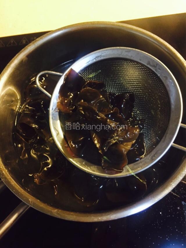 泡好的木耳，去根，再热水里烫一下