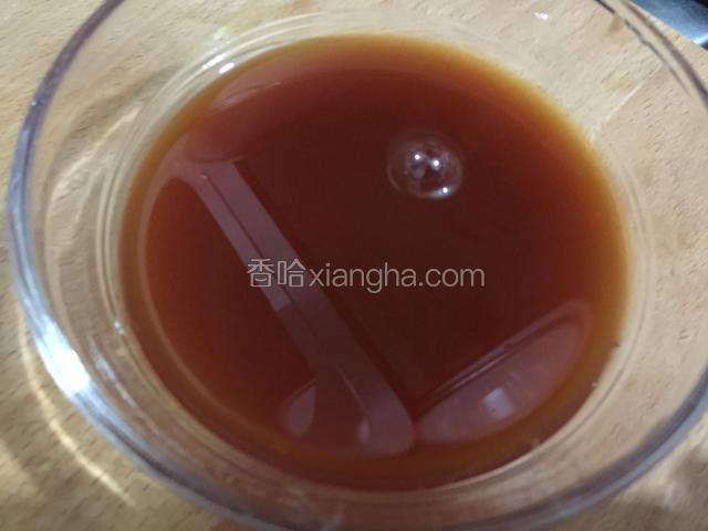 取一小碗调入番茄酱，生抽，盐，糖和鸡精。