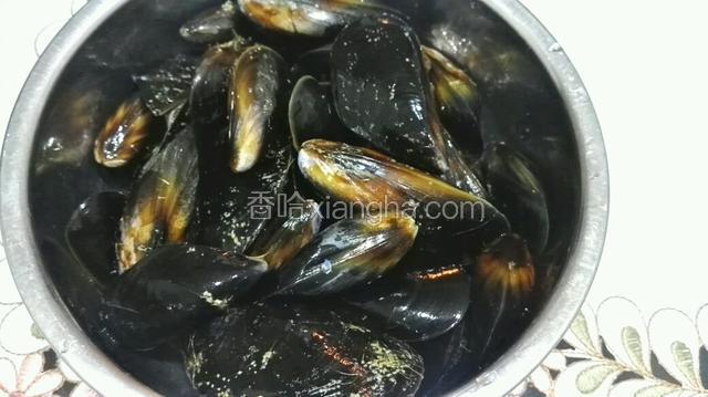 海虹刷洗干净后捞出备用。