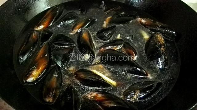 加凉水后倒入海虹，一定要冷水就放海虹，开水放海虹就不张嘴了。大火烧开，海虹全部张开后即可捞出，不要过火，海鲜老了就不好吃了。