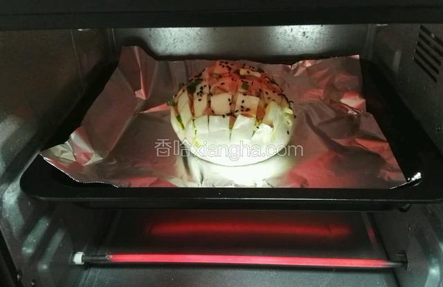 放入烤箱中层180℃上下火烤8分钟。