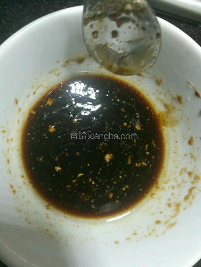 调味汁：生抽，特鲜酱油，蚝油，糖，盐倒小碗内，搅匀。（因为生抽这些都含盐，盐一丁点，不放也有咸味了）