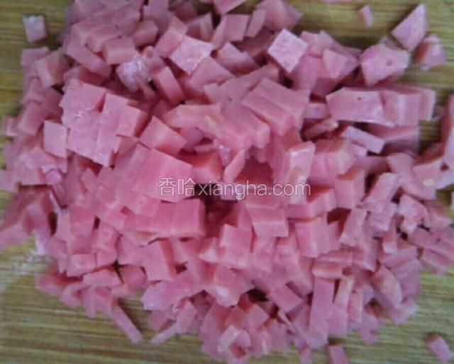 火腿切小丁。