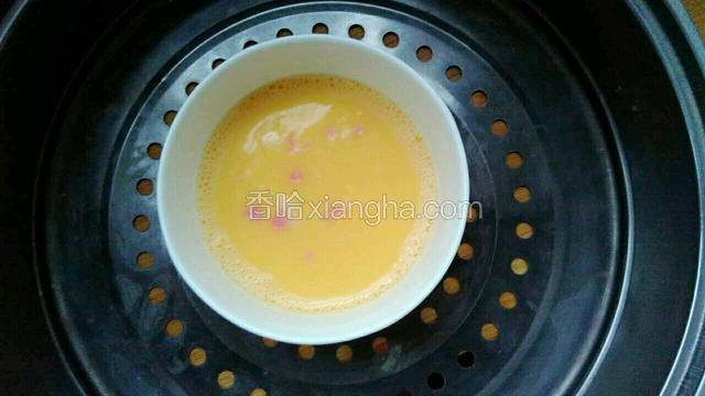 把火腿剩余一些，其余倒入鸡蛋碗里。入锅蒸十分钟。