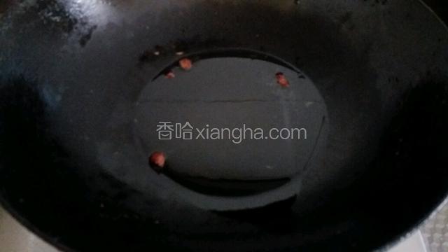 再次点火坐锅烧油，下大料瓣爆香。