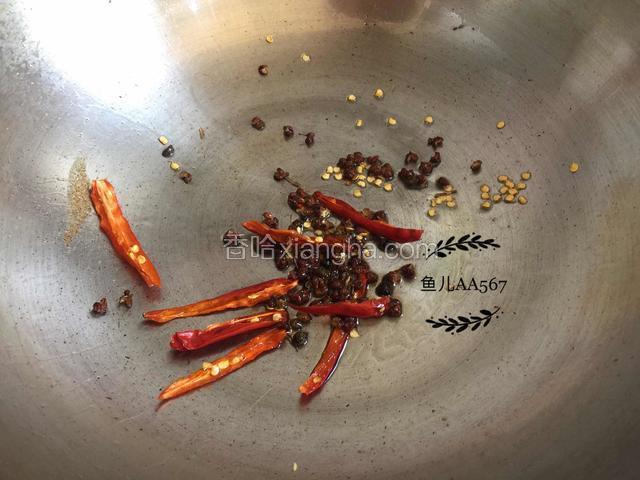 锅内留底油放入花椒粒和切丝的干红椒翻炒一下。