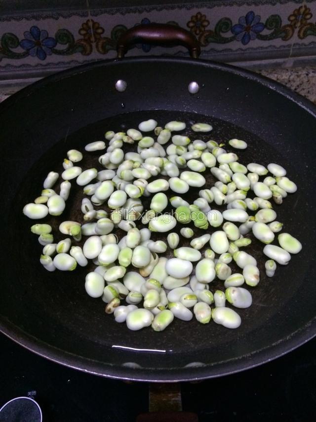 把蚕豆凉水入锅煮5分钟