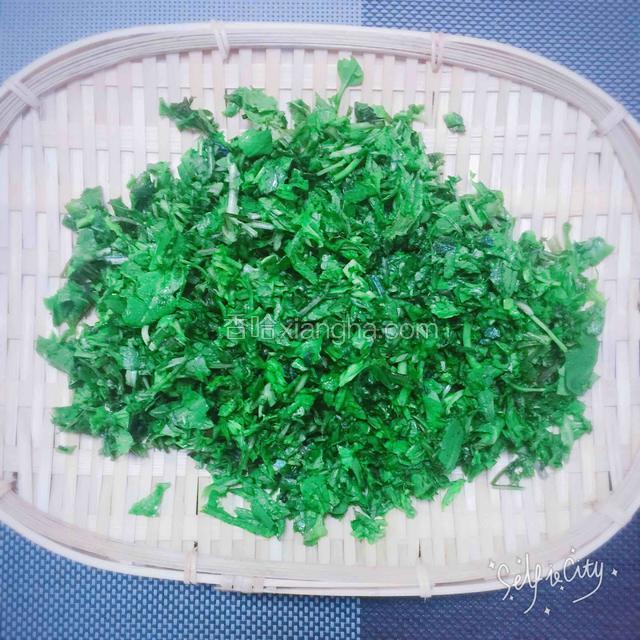 荠菜洗净切碎备用