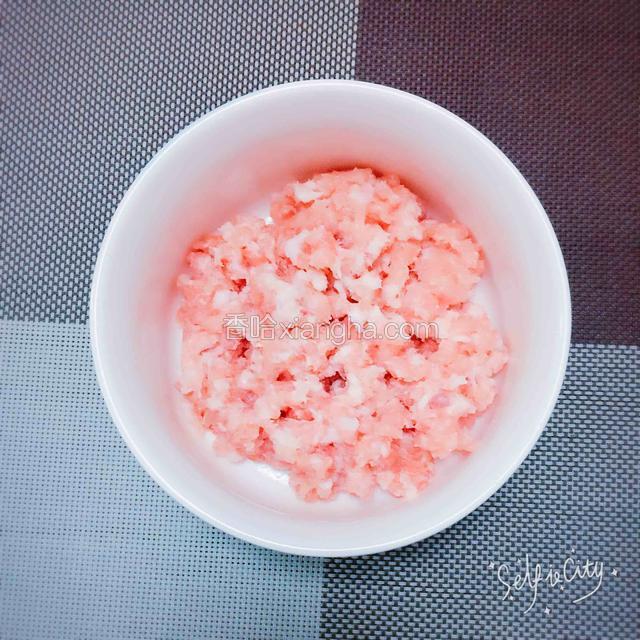肉末加盐、淀粉搅拌均匀