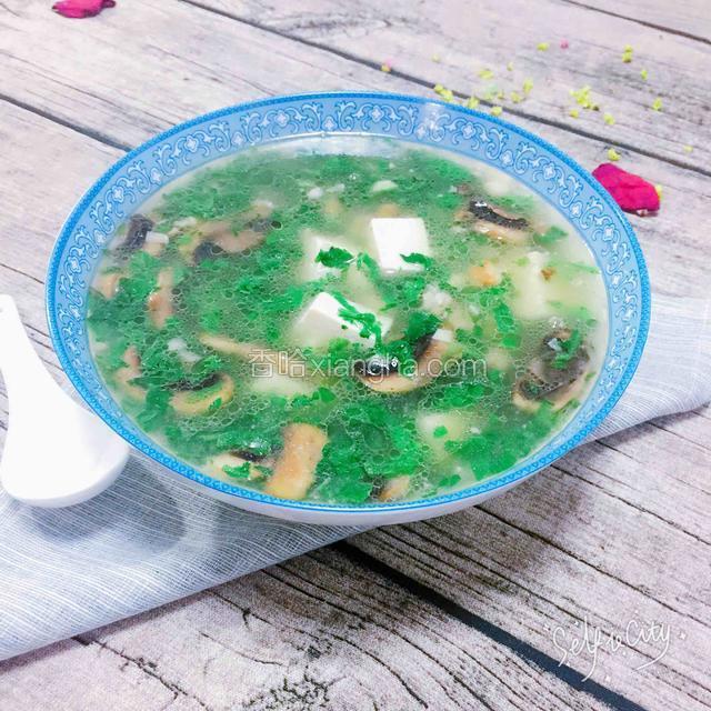 装盘前撒一点盐，味精，加入水淀粉