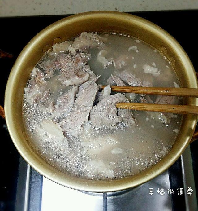 牛肉片经过加热会有大量浮沫。焯水的目的就是去除牛肉的浮沫。