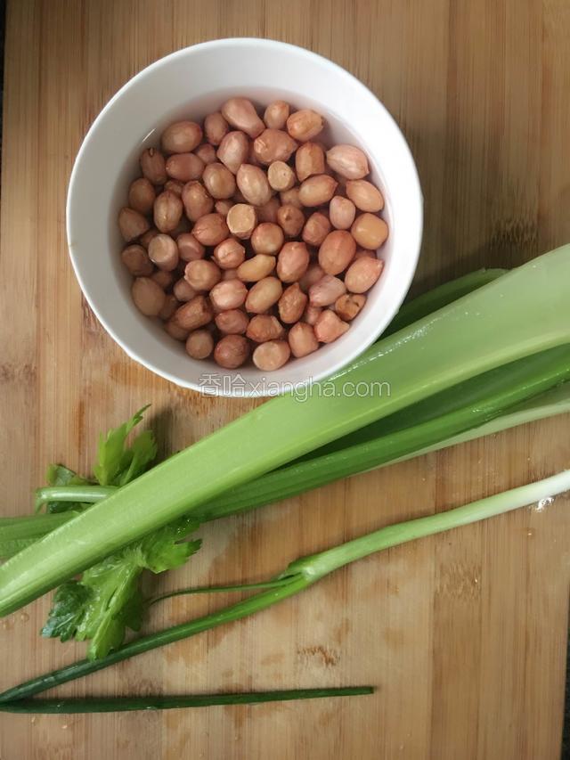 准备食材，芹菜和葱洗干净，花生提前半小时泡水。