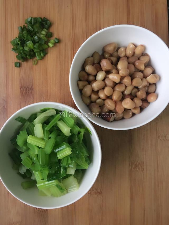 芹菜切小段，花生和芹菜分别焯水煮熟，过凉开水捞出;葱切碎。