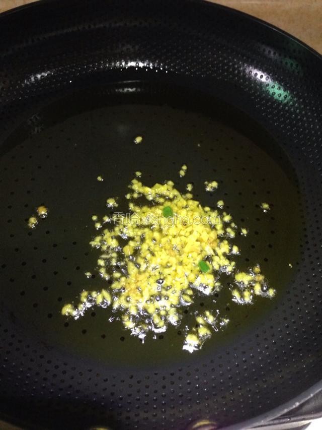 热锅倒入适量食用油下姜末炒出香味。