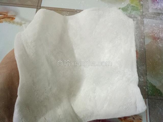 雪媚娘皮一张，把上面的熟粉扫干净