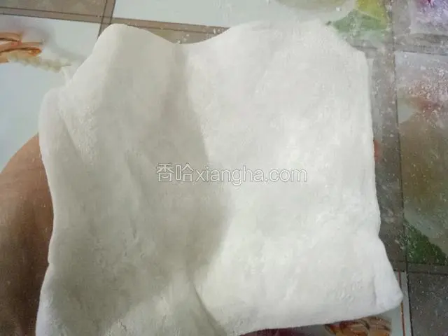 雪媚娘皮一张，把上面的熟粉扫干净