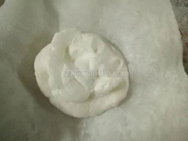 皮子放手上，中间放适量淡奶油馅料
