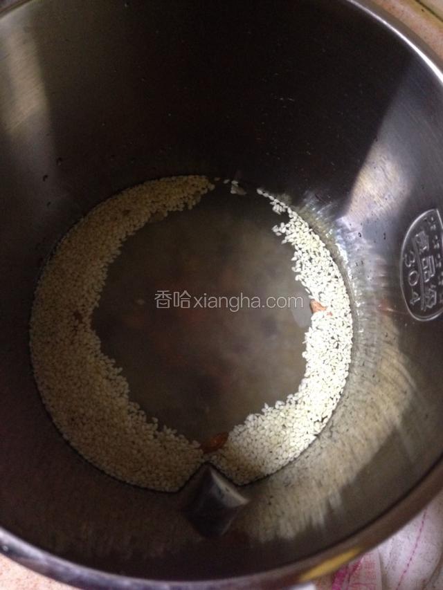 取豆浆机（我家是九阳），连食材一起加水，水位到1100ml。