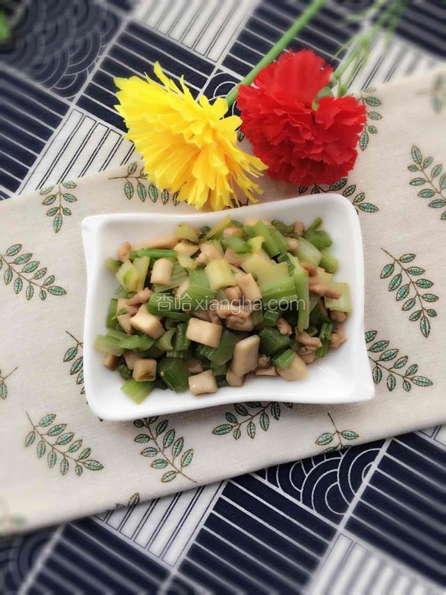 芹菜杏鲍菇炒肉丁