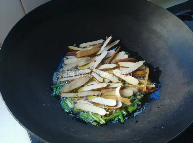 再放豆腐干炒片刻